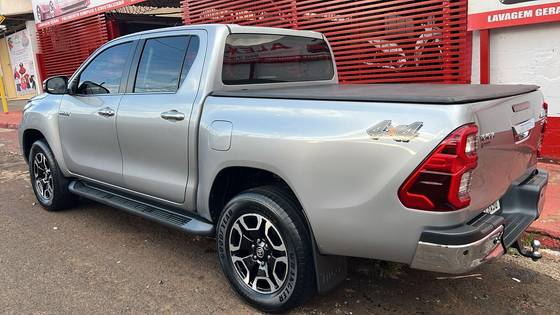 TOYOTA HILUX 2.8 D-4D TURBO DIESEL CD SRX 4X4 AUTOMÁTICO